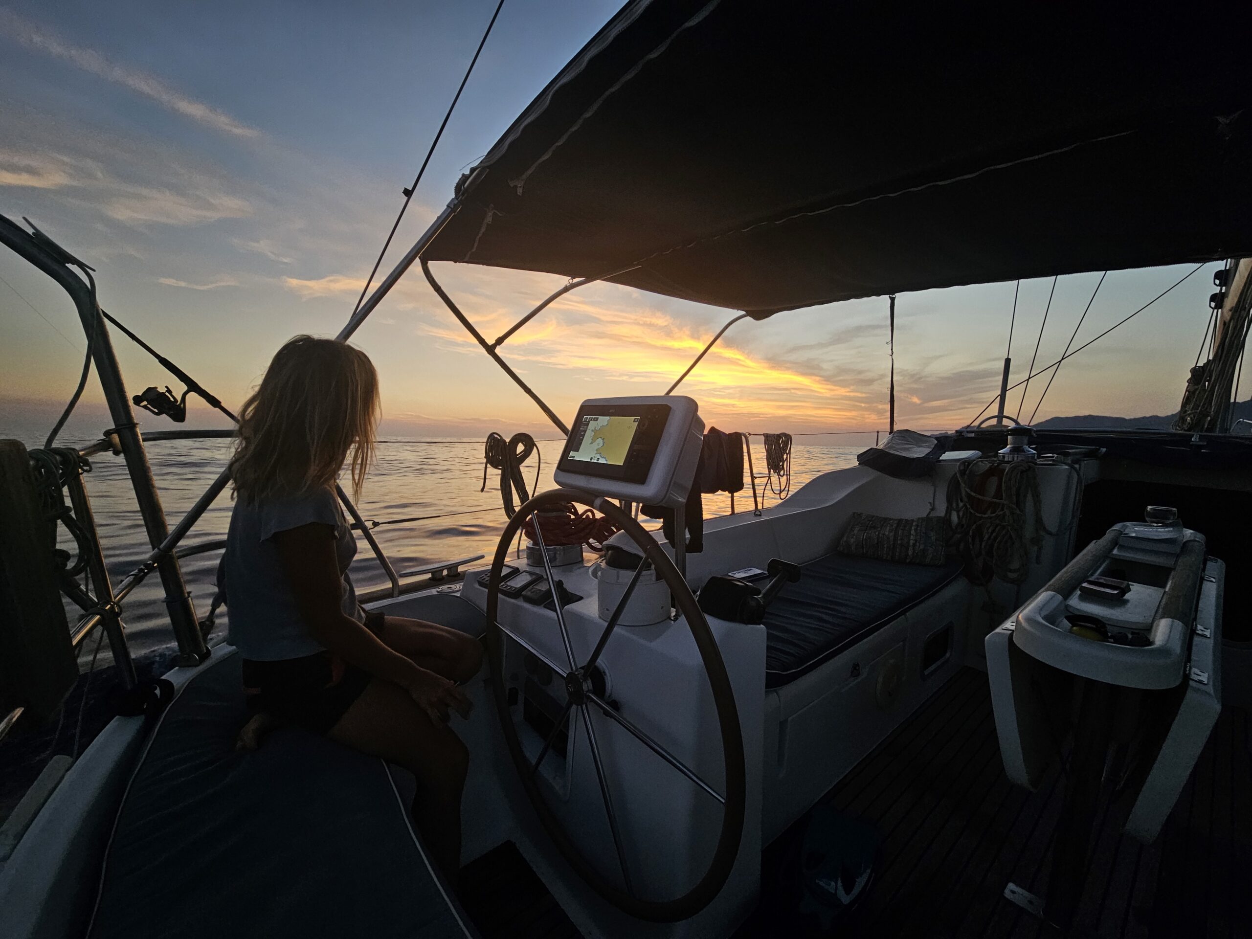 Croisière à la voile au coucher du soleil en Atlantique — Nerida Sails