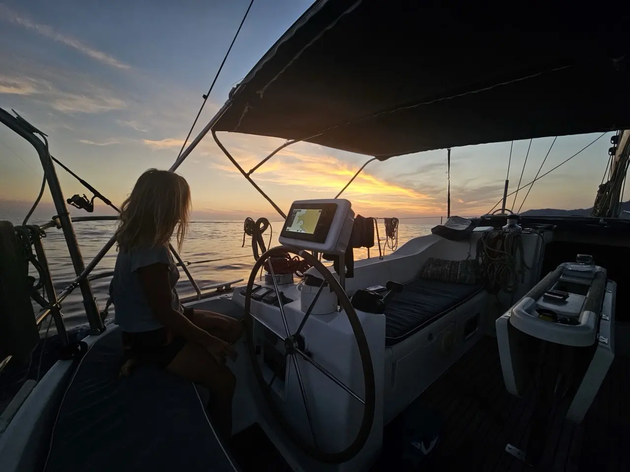 Croisière à la voile au coucher du soleil en Atlantique — Nerida Sails